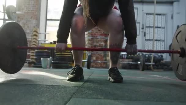 Atletik bir kadın halter kaldırıyor. — Stok video