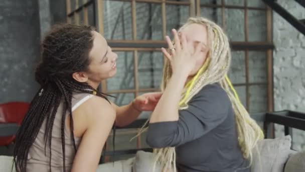 Gyönyörű fiatal leszbikus pár egymás kezét fogva a gyűrűvel. — Stock videók