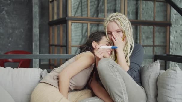Felice coppia LGBT sta piangendo, uscito per diventare genitori — Video Stock