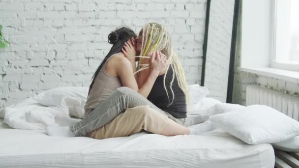 ΛΟΑΤ λεσβιακά κορίτσια που αγκαλιάζουν και μοιράζονται μυστικά στο κρεβάτι — Αρχείο Βίντεο