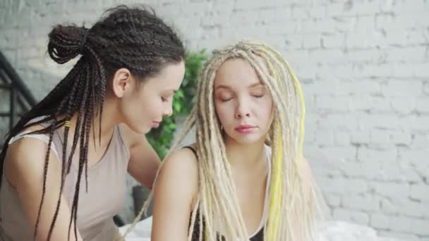 Jong lesbisch meisje is probeert te kalmeren en eindelijk maken lachen haar vriendin — Stockvideo
