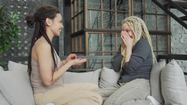 Jonge vrouw verrast haar vriendin met een ring — Stockvideo