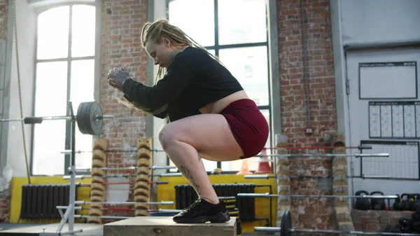 Una deportista fuerte está saltando en la caja — Foto de Stock