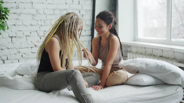 Neşeli kızlar toplanıp eğleniyorlar.