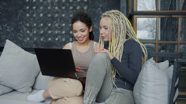 Две внештатные девушки, работающие над компьютерным проектом дома — стоковое фото