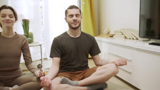 Dois amigos esportivos estão meditando juntos em silêncio — Vídeo de Stock