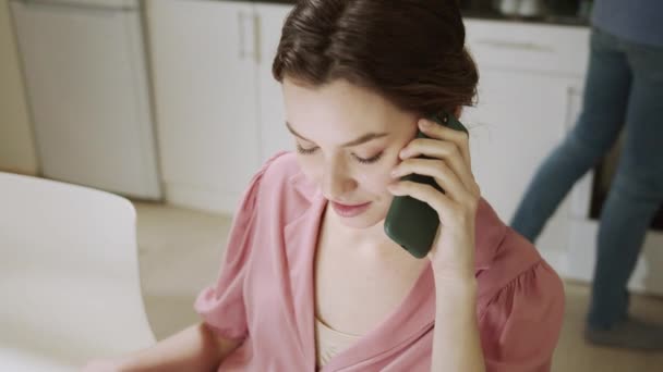 Yetişkin bir kadın telefonla konuşuyor ve belgelere bakıyor. — Stok video