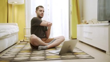 Sportif bir adam topallıyor. 