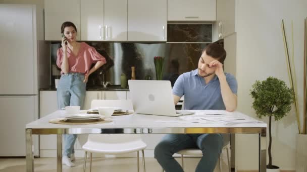 Żona nie pozwala mężowi skoncentrować się na pracy z powodu jej gadania. — Wideo stockowe