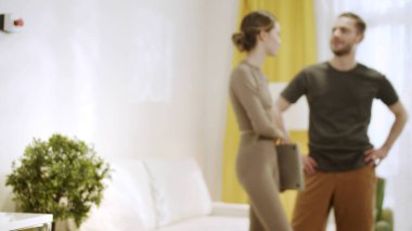 İki genç insan konuşuyor ve gülüyor. 