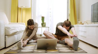 İki arkadaş gerginlik egzersizi yapıyor.