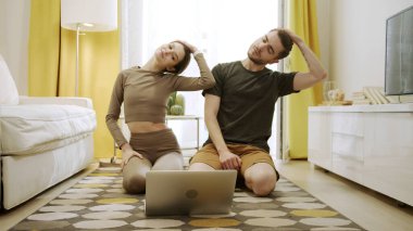 İki kişi boyun egzersizi yapıyor.