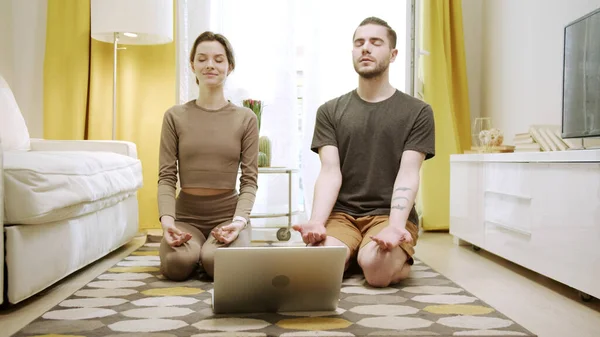 Ein sportliches Paar meditiert in der Stille — Stockfoto