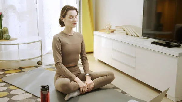 Una donna sportiva sta meditando in silenzio — Foto Stock