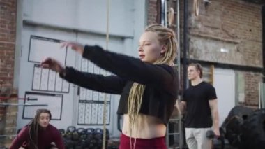 Güçlü bir atletik kadın antrenmandan önce uyanıyor.