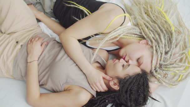 Hora de la siesta para dos chicas lesbianas guapas — Vídeos de Stock