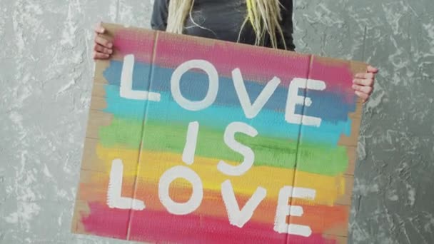 소녀는 성 소수자 자긍심의 슬로건으로 이 그림을 들고 있다 동성애 차별 사랑은 사랑이다 — 비디오