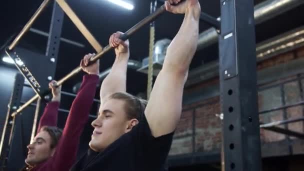 Zwei starke Sportler machen Klimmzüge — Stockvideo