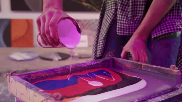 A handsome painter is mixing paints in a pallete — Stock Video