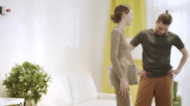 İki genç insan konuşuyor ve gülüyor. 