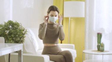 Genç bir kız koruyucu maske takıyor.