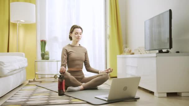 Sportif bir bayan sessizce meditasyon yapıyor. — Stok video