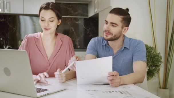A young couple is working together at home — Stock Video