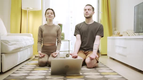 Um casal desportivo está meditando em silêncio — Vídeo de Stock