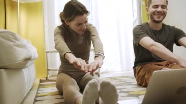 Dos amigos están sonriendo y haciendo ejercicios de estiramiento — Vídeos de Stock