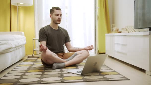 Un jeune homme séduisant fait des exercices sains sur Internet — Video