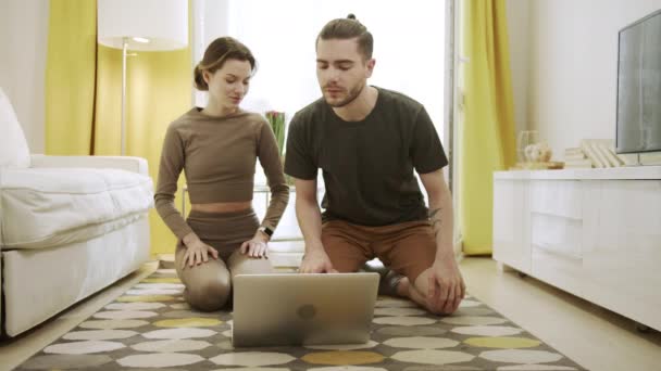 Dos personas están haciendo ejercicios de cuello — Vídeos de Stock