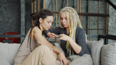 Genç bir kadın bir testle hamile olduğunu öğreniyor.