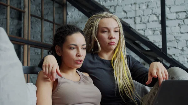 İki lezbiyen kız video aracılığıyla ailelerle konuşuyor. — Stok fotoğraf
