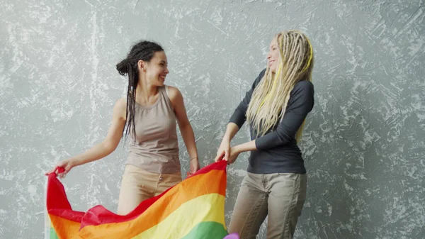 Lesbisch paar geniet momenten van geluk samen — Stockfoto