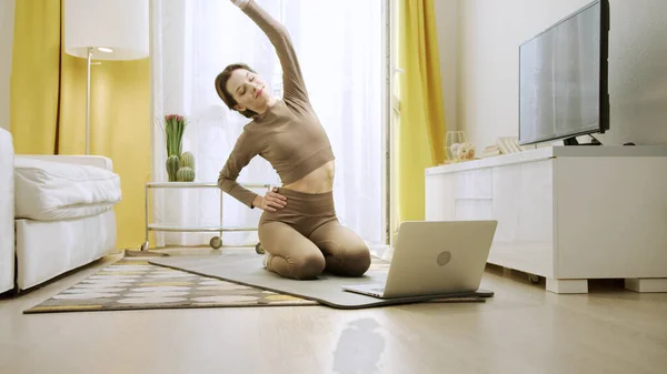 Una donna sportiva sta facendo esercizi sani — Foto Stock