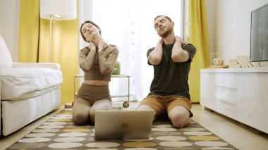 İki kişi boyun egzersizi yapıyor.