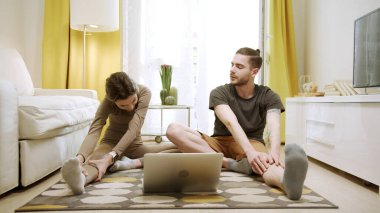 İki arkadaş gerginlik egzersizi yapıyor.