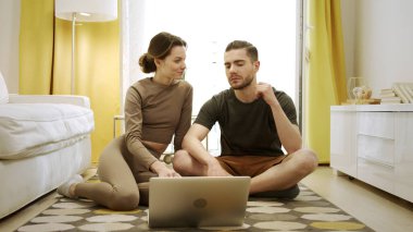 İki arkadaş bilgisayarda bir şey izliyorlar. 