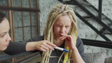 Çekici genç kadınlar hamilelik testi sonucu şok oldular.