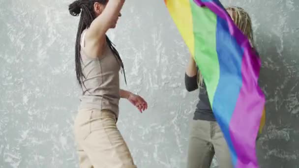 LGBT Lezbiyen çifti birlikte mutlu anların tadını çıkarıyor. — Stok video