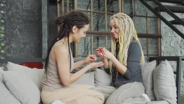 Молоді щасливі лесбійські подружки з двома обручками — стокове відео