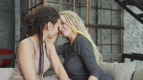Pasangan lesbian yang merayakan pertunangan mereka menunjukkan cincin — Stok Video
