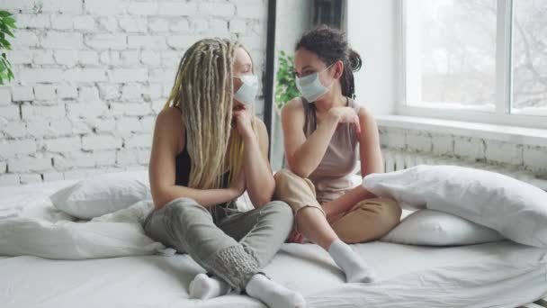 Dos chicas rastas con máscaras están felices de quitárselas para respirar aire fresco — Vídeos de Stock