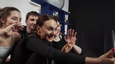 Kameranın önünde yerde oturan aktif insanların kapalı mekan videosu.