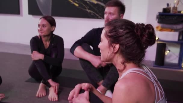 Grupa sportowców spotyka się na zajęciach jogi. — Wideo stockowe
