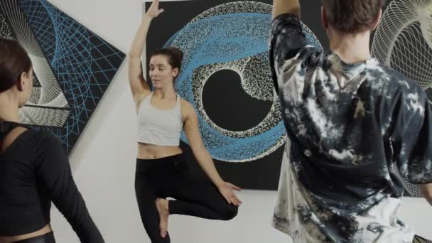 Millennials praktizieren Yoga im modernen Loft-Studio — Stockvideo