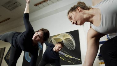 Evde bir grup insanla beden eğitimi dersi.