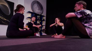 Yogi grubu yoğun bir egzersizden sonra rahatlar.