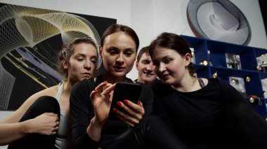 Bir grup genç kız ve erkek bu bilgiyi araştırıyor. 