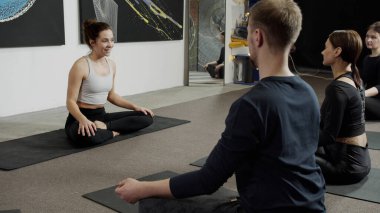 Yoga dersinden sonra sağlık kulübünde birbirleriyle konuşan bir grup..